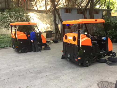 物業(yè)辦公區(qū)選擇掃地車(chē)